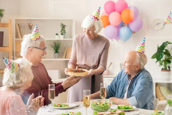 Einer Der Älteren Männer Nimmt Teller Mit Selbstgebackenem Geburtstagskuchen Mit — Stockfoto