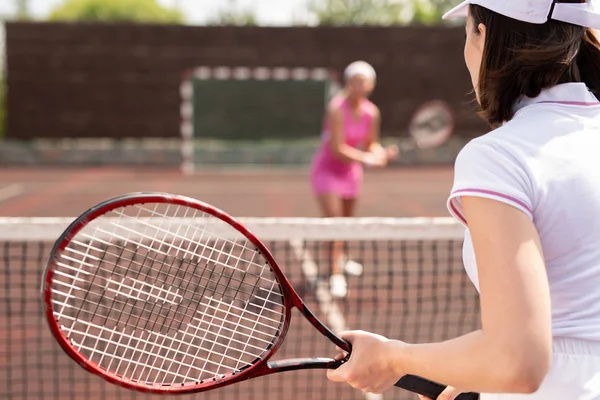 Junge Tennisspielerin Bereit Ball Fangen Der Vor Dem Netz Gegenüber — Stockfoto