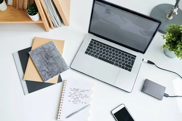 Översikt Över Medarbetarnas Arbetsplats Med Laptop Copybooks Anteckningsbok Med Noter — Stockfoto