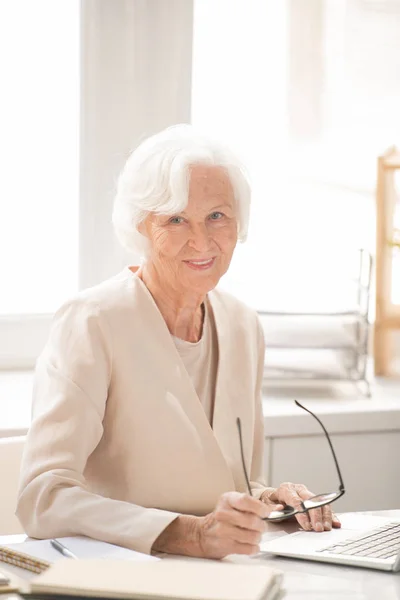 Envejecida Exitosa Mujer Líder Negocios Traje Elegante Blanco Sentado Lugar —  Fotos de Stock