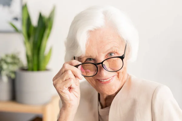 Contemporânea Elegante Mulher Cabelos Brancos Olhando Para Você Através Óculos — Fotografia de Stock