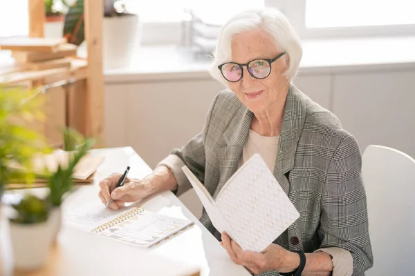 Feliz Mujer Negocios Pelo Blanco Senior Con Libro Abierto Haciendo — Foto de Stock