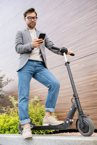 Samtida Ung Man Smart Casualwear Läsa Meddelande Smartphone Stående Scooter — Stockfoto