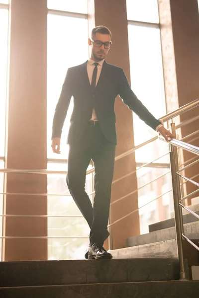 Jonge Elegante Zakenman Formalwear Naar Beneden Binnen Kantoor Centrum Terwijl — Stockfoto