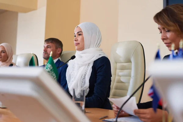 Молодая Мусульманка Зарубежные Коллеги Сидят Перед Аудиторией Слушают Свои Вопросы — стоковое фото