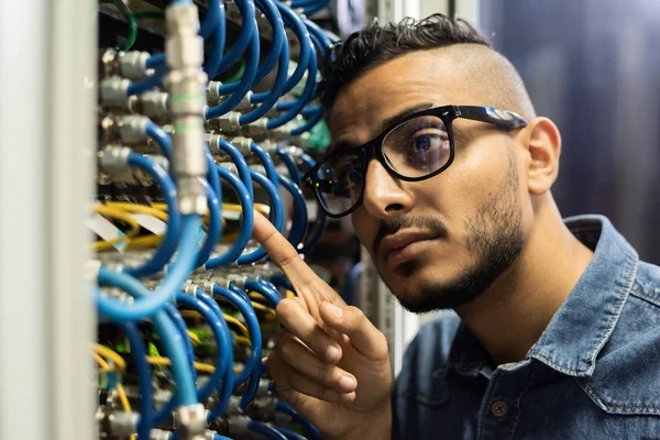 Grave Fruncir Ceño Joven Ingeniero Mantenimiento Árabe Gafas Descubrir Rotura —  Fotos de Stock