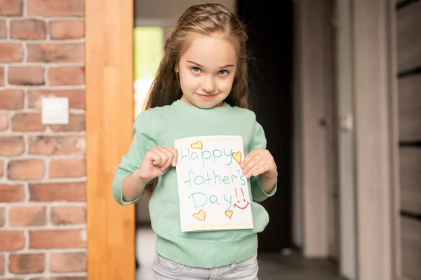 Innehåll Rodnande Pretty Girl Casual Tröja Holding Celebration Kort Och — Stockfoto