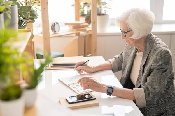 Senior Mujer Negocios Pelo Blanco Formalwear Sentado Junto Escritorio Oficina — Foto de Stock