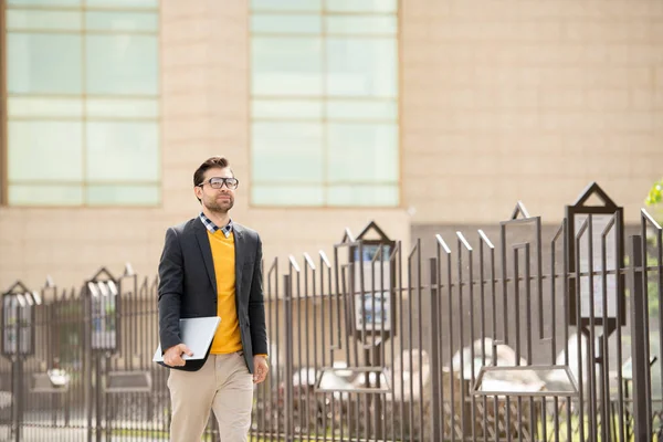 Jovem Homem Elegante Contemporâneo Com Laptop Dobrado Movendo Longo Cerca — Fotografia de Stock