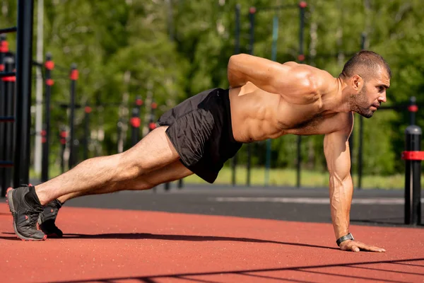 Aantrekkelijke Jonge Gespierde Man Het Houden Van Rechterhand Zijn Rug — Stockfoto