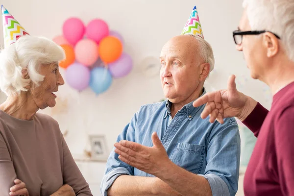 Grupo Hombres Mujeres Mayores Discutiendo Algo Fiesta Cumpleaños Casa — Foto de Stock