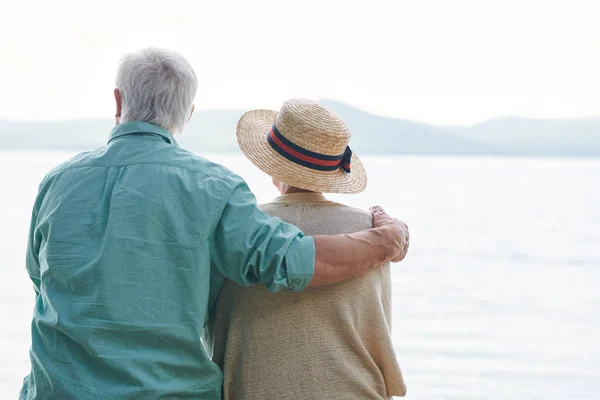 Friedliches Und Romantisches Seniorenpaar Freizeitkleidung Das Zeit Meer Verbringt Und — Stockfoto