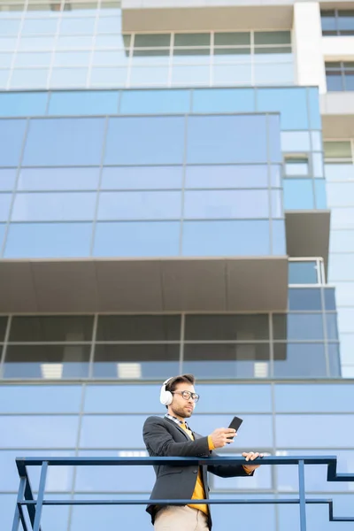 Hombre Negocios Contemporáneo Ropa Formal Pie Junto Barandillas Arquitectura Moderna — Foto de Stock