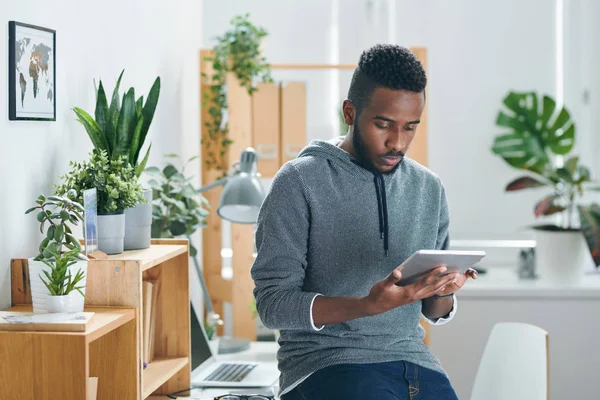 Cara Séria Com Dispositivo Móvel Concentrando Busca Line Informações Sites — Fotografia de Stock