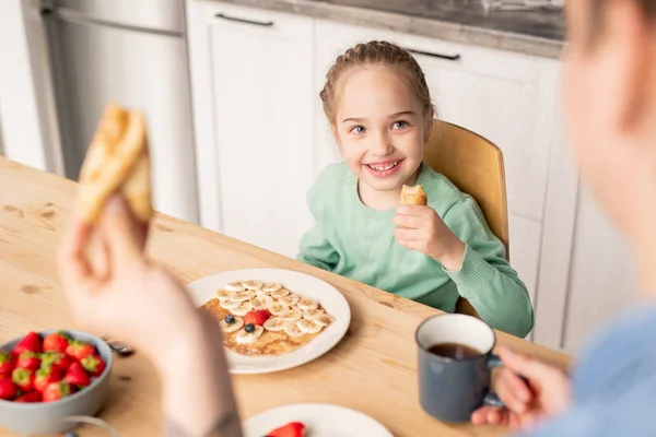 Pai Comer Crepe Desfrutar Café Manhã Com Filha Sorrindo Menina — Fotografia de Stock