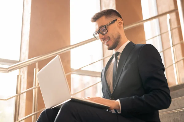 Junger Erfolgreicher Makler Formalbekleidung Spricht Video Chat Vor Dem Laptop — Stockfoto