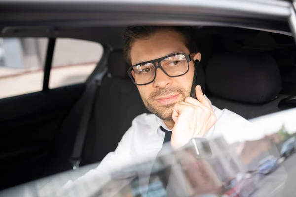 Zelfverzekerde Jonge Zakenman Brillen Zittend Auto Rijden Werken Praten Met — Stockfoto