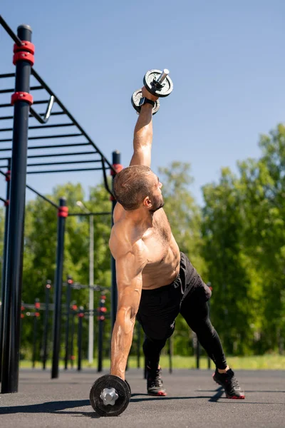 Young Muscular Bodybuilder Training Outdoor Sportsground While Lifting Heavy Barbell — Stock Photo, Image