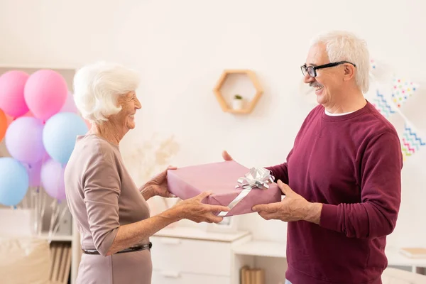 Lachende Senioren Beschenken Sich Urlaub Hause — Stockfoto