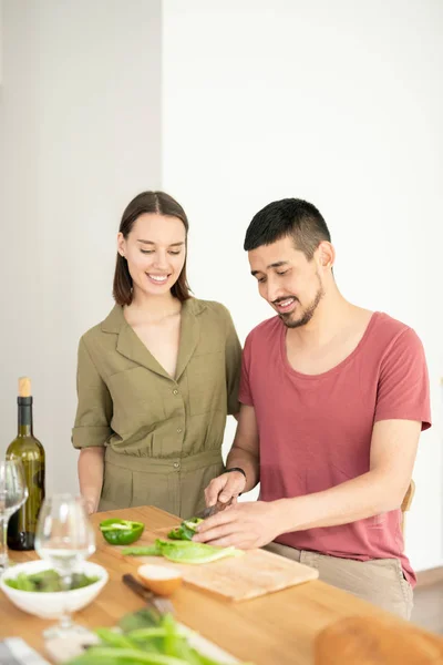Junge Lächelnde Frau Schaut Ihren Mann Wie Frischen Grünen Paprika — Stockfoto