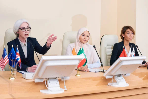 Una Delle Tre Giovani Delegate Interculturali Risponde Alla Domanda Del — Foto Stock