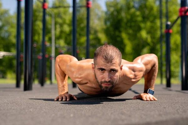 Junge Bodybuilderin Schiebt Sich Beim Outdoor Training Vor Laufender Kamera — Stockfoto