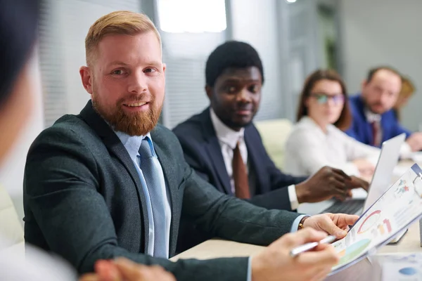 Junger Selbstbewusster Geschäftsmann Mit Papier Diskutiert Finanzdaten Mit Einem Seiner — Stockfoto