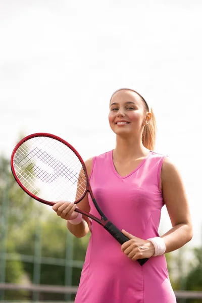 Веселая Юная Блондинка Теннисистка Ракеткой Смотрящая Тебя Корте Перед Игрой — стоковое фото