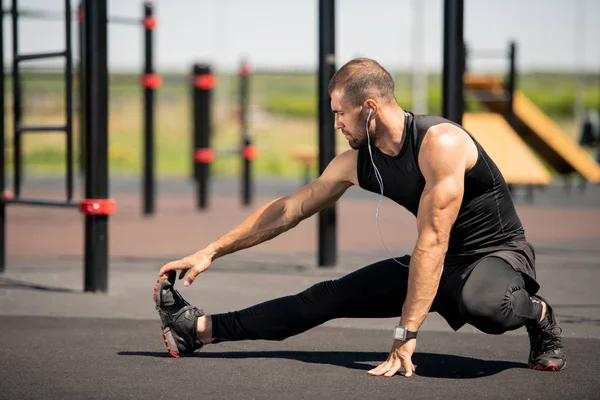 Açık Spor Alanında Egzersiz Yaparken Sağ Kolunu Bacağını Geren Siyah — Stok fotoğraf