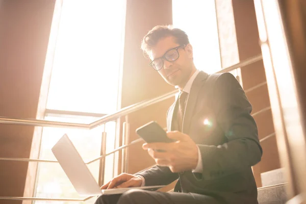 Zeitgenössische Junge Elegante Geschäftsmann Mit Mobilen Gadgets Sms Smartphone Während — Stockfoto