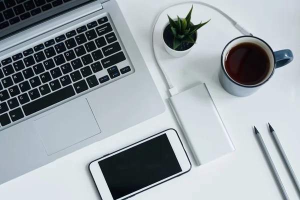 Vista Del Teclado Portátil Smartphone Taza Con Café Planta Verde — Foto de Stock