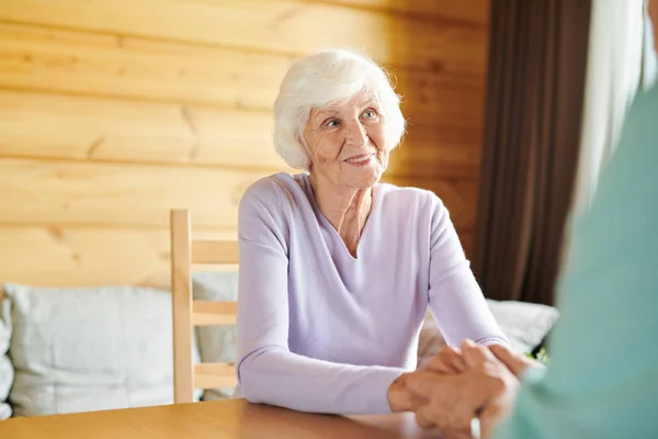 Femme Décontractée Souriante Qui Regarde Regarder Son Mari Pendant Conversation — Photo