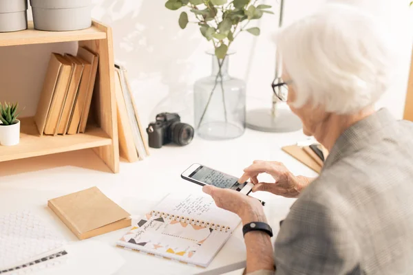 Femmina Contemporanea Invecchiata Con Capelli Bianchi Che Fotografa Appunti Notebook — Foto Stock