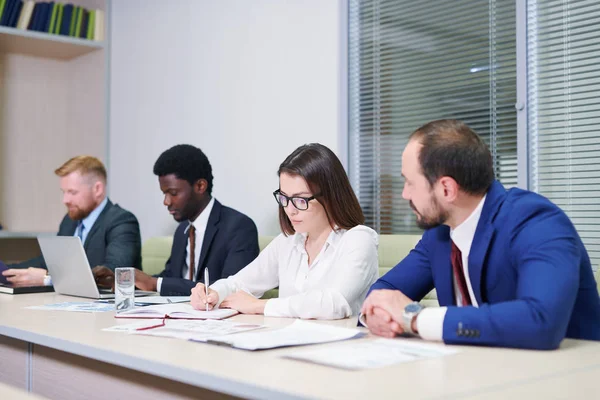 Equipo Jóvenes Colegas Interculturales Preparando Trabajo Mientras Están Sentados Fila — Foto de Stock