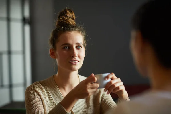 Joven Hembra Casual Con Taza Mirando Amiga Frente Mientras Discute — Foto de Stock