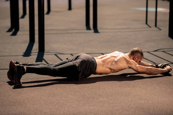 Junger Muskulöser Bodybuilder Streckt Sich Vorwärts Über Den Sportplatz Während — Stockfoto