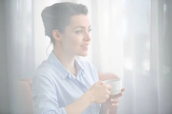 Lachende Jonge Vrouwelijke Manager Blauwe Blouse Koffie Drinken Terwijl Aan — Stockfoto