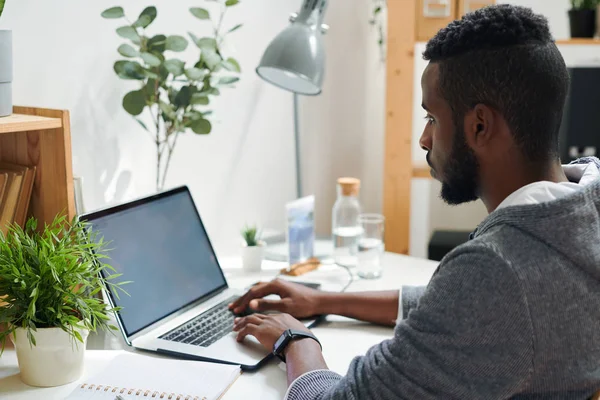 Unga Interkulturell College Student Tittar Laptop Display Medan Trycker Tangenterna — Stockfoto