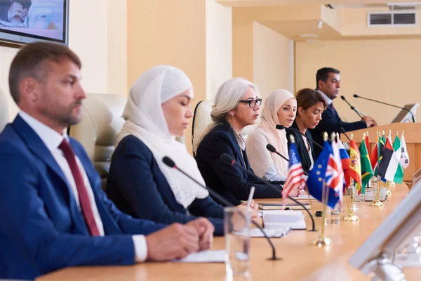 Fila Jóvenes Delegados Interculturales Ropa Formal Sentados Mesa Frente Los —  Fotos de Stock