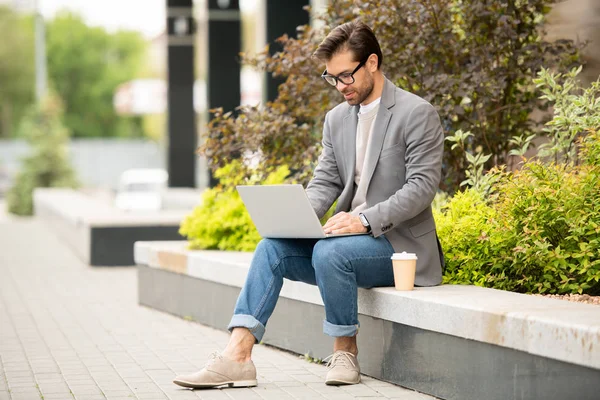 Empresario Móvil Freelancer Chaqueta Jeans Sentado Entorno Urbano Delante Laptop — Foto de Stock