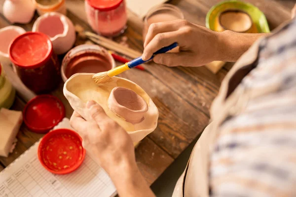 Jovem Artesão Cerâmica Com Pincel Aplicando Tinta Peça Argila Enquanto — Fotografia de Stock