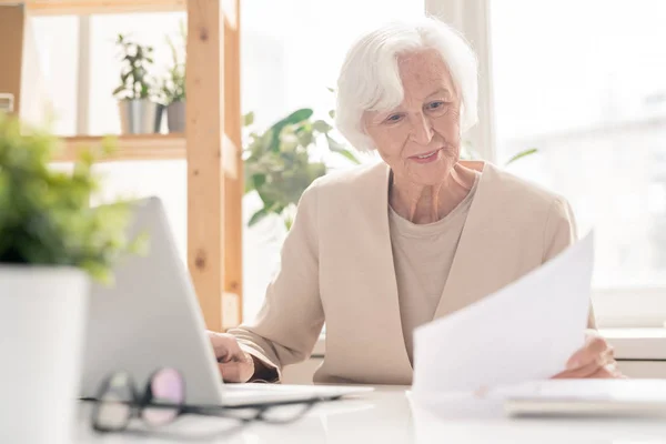 Economista Banchiere Anziana Che Guarda Attraverso Documenti Finanziari Mentre Siede — Foto Stock