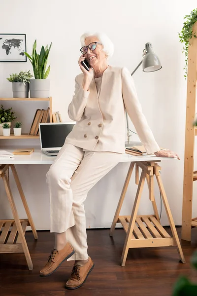 Senior Mujer Alegre Elegante Traje Blanco Sentado Escritorio Oficina Hablando — Foto de Stock