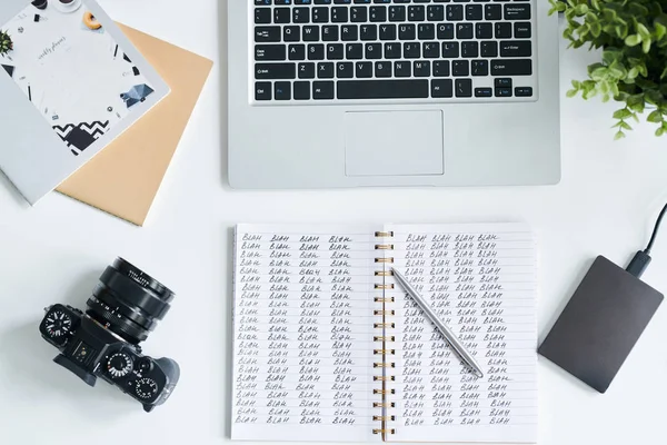 Top Öppen Anteckningsbok Med Bla Bla Anteckningar Och Penna Photocamera — Stockfoto