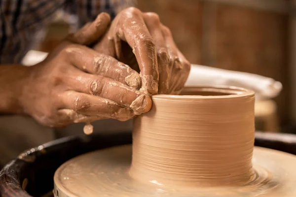 Mãos Artesão Segurando Peça Trabalho Rotativa Panela Barro Enquanto Trabalhava — Fotografia de Stock