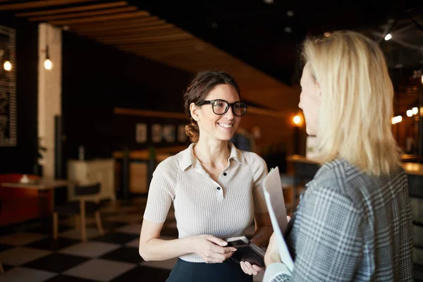 Två Unga Framgångsrika Affärskvinnor Smart Casual Med Diskussion Affärsplaner För — Stockfoto