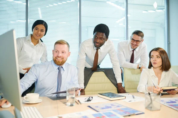 Grupp Interkulturell Mäklare Titta Webinar Eller Online Konferens Framför Datormonitor — Stockfoto