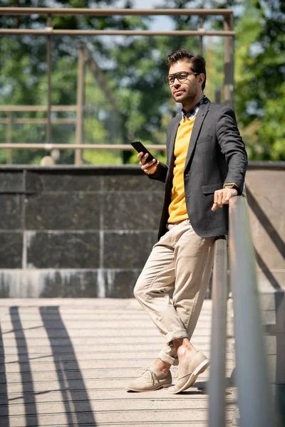 Vilsam Ung Affärsman Smart Casual Njuter Sommardag Staden Medan Bläddrar — Stockfoto