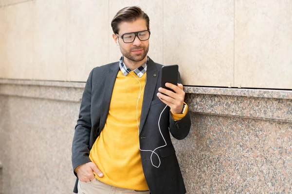 Elegante Joven Elegante Casual Auriculares Pie Junto Pared Construcción Hacer —  Fotos de Stock