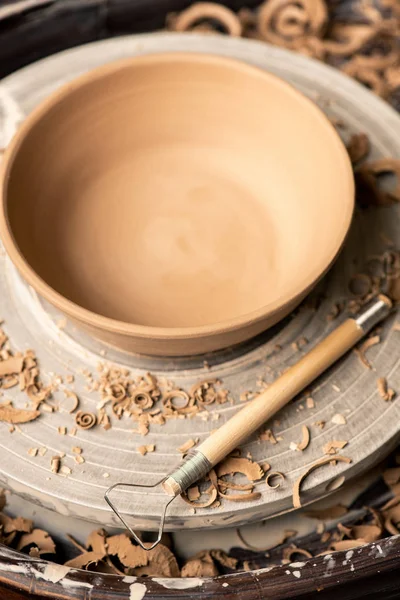 陶轮与粘土工件和剃须和手工工具处理陶器的视图 — 图库照片